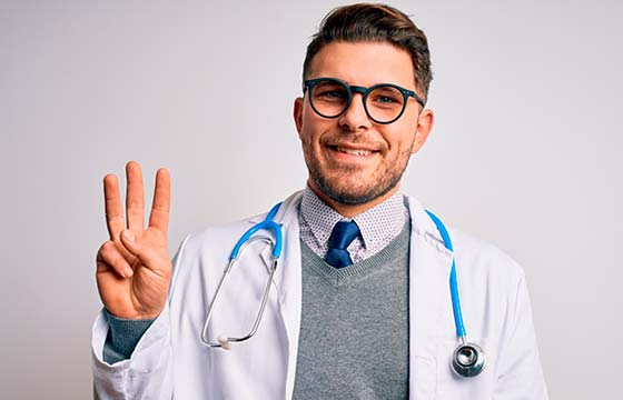  Круглосуточная наркологическая помощь: мужчина врач в очках показывает три пальца